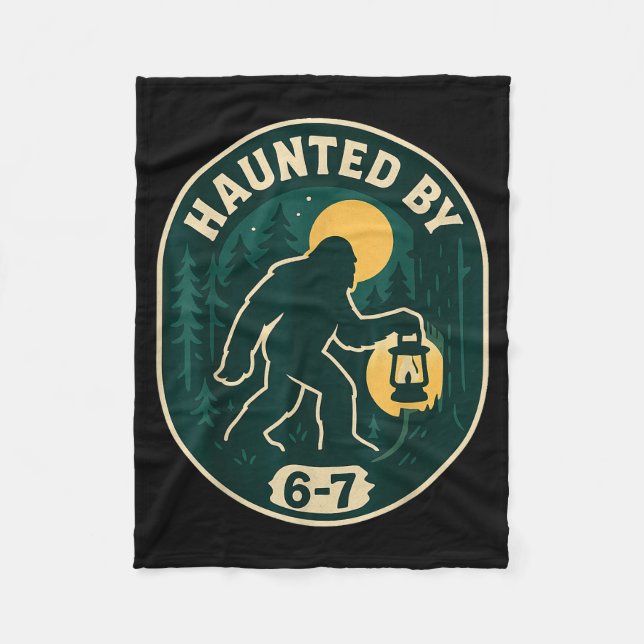 Haunted By 6-7 Bigfoot Lantern Halloween Badge  Fleecefilt (Framsidan)