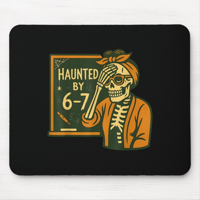 Haunted By 6-7 Funny Teacher 67 Halloween Skeleton Musmatta (Framsidan)