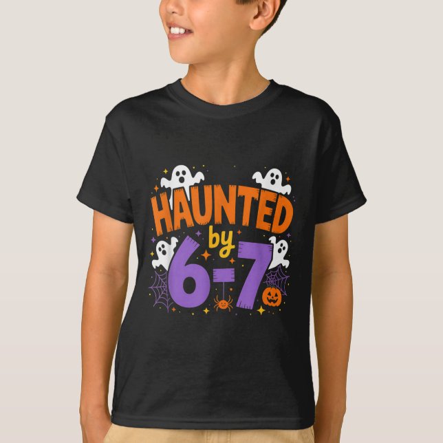Haunted By 6-7 Halloween Ghosts And Sders Design  T Shirt (Framsida)
