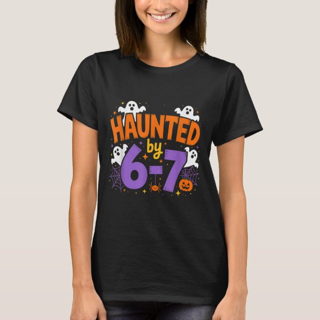 Haunted By 6-7 Halloween Ghosts And Sders Design  T Shirt (Framsida)
