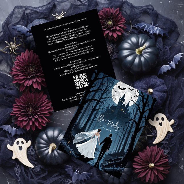 Haunted Castle Halloween Wedding Couple Tilläggskort (Wedding Couple in Spooky Forest Toward Haunted Castle Enclosure Cards with QR Code.)