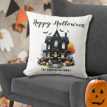 Haunted House Halloween Kudde<br><div class="desc">Lägg till en lekfull och mysigt beröring till din Halloween-dekoration med den här roligten och kudden. Med en enkel svartvit utformning visar kudden ett hemsökt hus med orange från ett skämt träd, pumpor och jack-o-lyktor. Detaljer om akut spöke och fladdermus kompletterar det visuella utseendet, tillsammans med en blandning av enkel...</div>