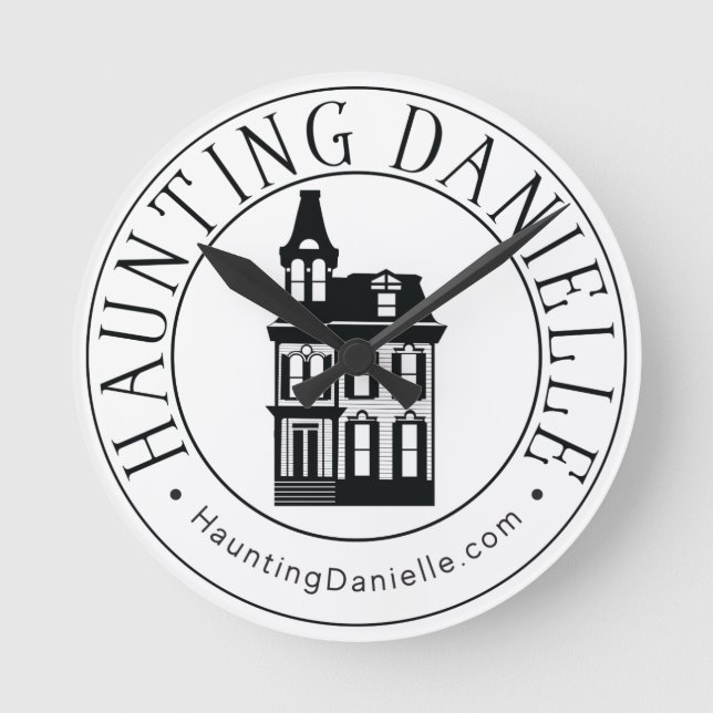 Haunting Danielle Wall Clock Rund Klocka (Framsida)