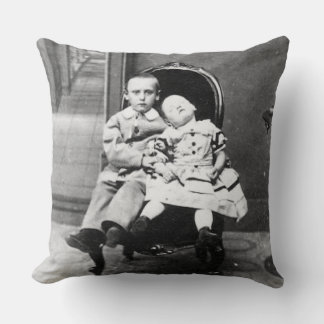 Haunting Vintage Sibling Portrait Kudde
