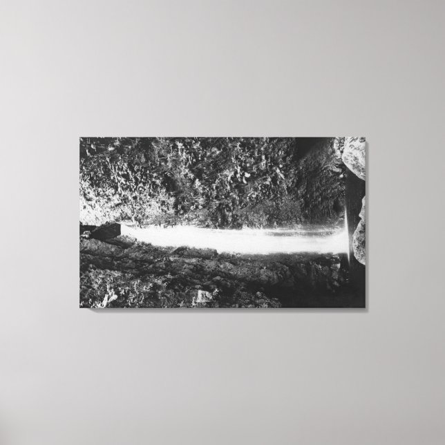 Hauula, HI - Helig Falls, Near Cooper Ranch Inn Canvastryck (Framsida)