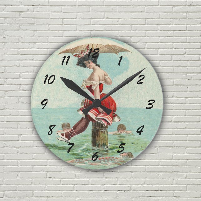 Hav för dam för skönhet för rund klocka (Victorian beauty in old time bathing suit on log with admirers swimming around her on wall clock.)