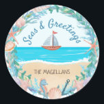 Hav & Hälsningar Nautilus Strandkrans Runt Klistermärke<br><div class="desc">Runda strandtemastickers (eller kuvert sigill) har en nautisk krans med snigelskal,  ankare,  korall,  sjöhästar,  sjöstjärna och sjögräs,  med en segelbåt på havet i mitten. Texten säger "Hav & Hälsningar". Perfekt för jul- och högtidspost samt för kust-,  tropik- och strandteman. Originalillustration KL Stock.</div>