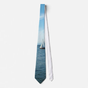 hav och segelbåt under blå himmel slips