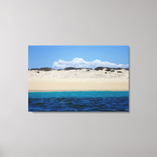 Hav vinkar på sandig strand under blå himmel canvastryck