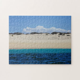 Hav vinkar på sandig strand under blå himmel pussel