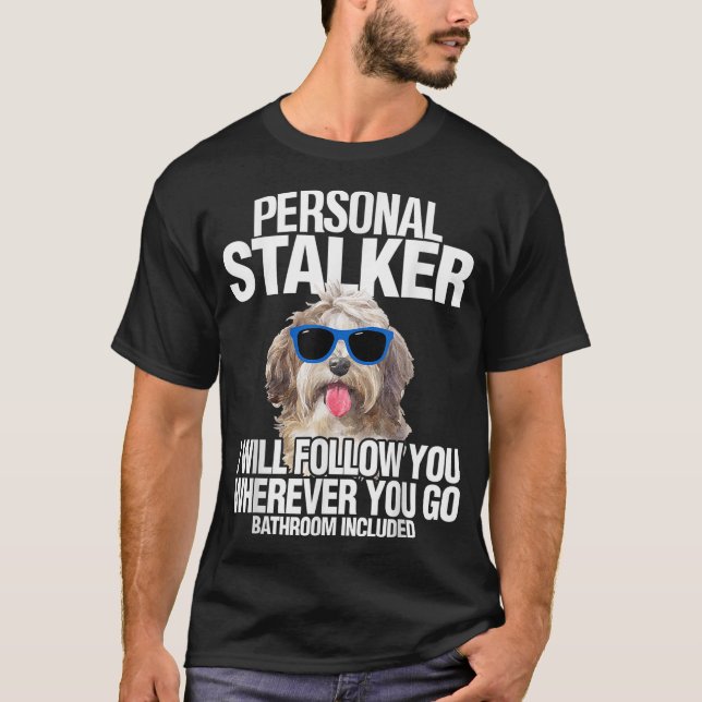 Havanese Hund Personal Stalker följer Roligten T Shirt (Framsida)