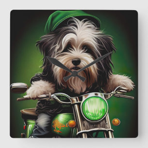 Havanesiska hund kör cykel St. Patrick's Day Fyrkantig Klocka