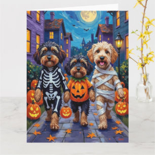 Havanesiska hundar som går runt på halloweenfirand kort