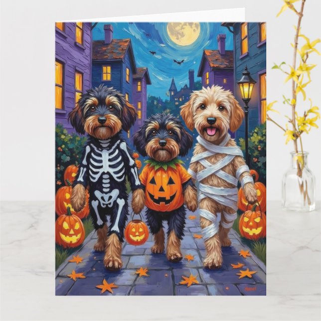 Havanesiska hundar som går runt på halloweenfirand kort (Gul blomma)