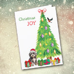 Havanska Hund, fåglar och Julgran Helgkort<br><div class="desc">På framsidan av detta julkort har ett berömvärt grått och vitt Havanna-hund en röd och vit Jultomten-hatt medan han sitter bredvid ett träd. Paket som har en lätt inslagen gåva är utspridd och en tjurfäktning landar på Julgran. I den röda och grönt texten står det "Jul JOY". Insidan är stiliserad...</div>