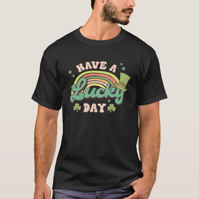 Have A Lucky Day C Rainbow Retro Groovy St Patrick T Shirt (Framsida)
