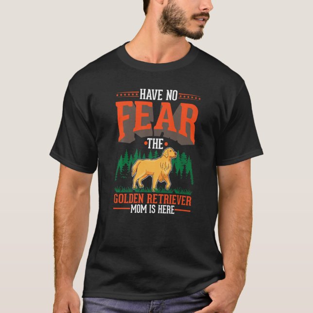 Have no fear The Golden Retriever Mom is here   T Shirt (Framsida)