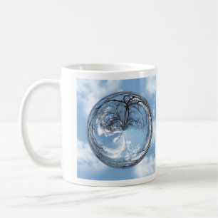 Haven med träd, moln, himlar, bubbla kaffemugg