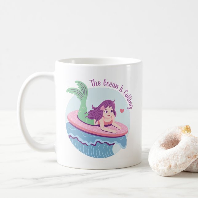 Havet ropar på havfrusurfing på surfbräda kaffemugg (Med munk)