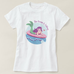 Havfrue På Rosa Surfbräda Havet Kommer T Shirt