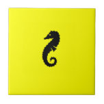 HavGlow_Black-on-Yellow Seahorse Kakelplatta<br><div class="desc">Tillfoga a bet lite av den undersea viben till din hem- dekor med vårt slå, havglöd, maritima symboler, den collectible Svart-på-Gult seahorsen belägger med tegel konst. Accessorize ditt härligt belägger med tegel med trivetramar, eller gåvan boxas för en minnesvärd gåva eller minnessak. Om du är den känsliga kreativet, kan du...</div>