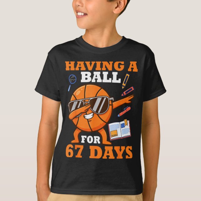 Having A Ball For 67 Days Dabbing Basketball Playe T Shirt (Framsida)