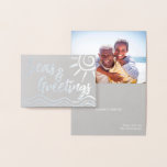 HAVS OCH HÄLSNING BEACH PHOTO CARD SILVER FOIL FOLIERAT KORT<br><div class="desc">Seas och Hälsning i elegant silver folie gör att julfotokortet lyser. din familjstrand bilder (eller någon annan!) med en viskmodern tvist. Den enkla stiliserade riktiga fottexten på framsidan och på personligen Julhälsningar och familjefotot på insidan kommer att glädja vänner och familj. Det här helgdag-fotokortet är perfekt för tropiskt, kust- eller...</div>