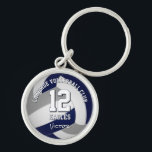 Havsblått grått volleyball-lag färg idrottsman nam rund silverfärgad nyckelring<br><div class="desc">I teamets nyckelkedja för volleyball i färg för flickor eller pojkar finns en realistisk bild av en volleyboll som har marinblå,  grått och vita paneler - anpassa idrottsmannens namn,  jersey-nummer,  team namn och mascot namn - efter katz_d_zynes</div>