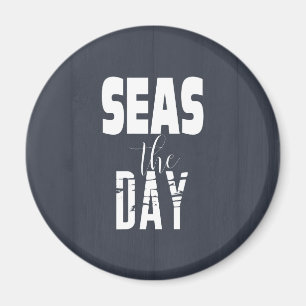 Havscitat "Seas The Day" Fet stil vit mörkgrå Magnet