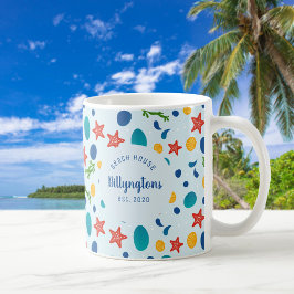 Havsfamiljens anpassningsbar i strandhuset i namn kaffemugg