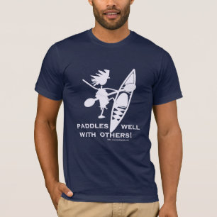Havskajaken paddlar väl vit t shirt