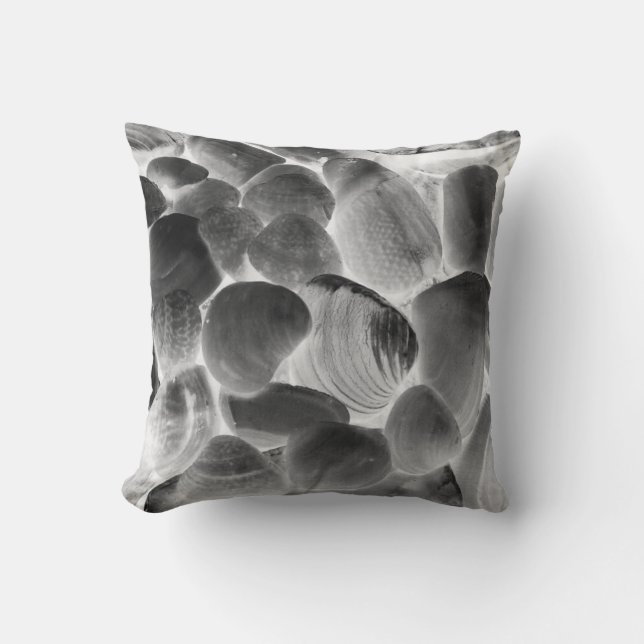 Havsmusselskal i grå toner kudde (Framsida)