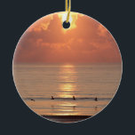Havsoluppgång Daytona Beach, Florida prydnad Julgransprydnad Keramik<br><div class="desc">Prydnad med morgonsolen som bryter till och med mjuka moln på hav och en ro av pelikan; Pate för ©2014 Aaron</div>