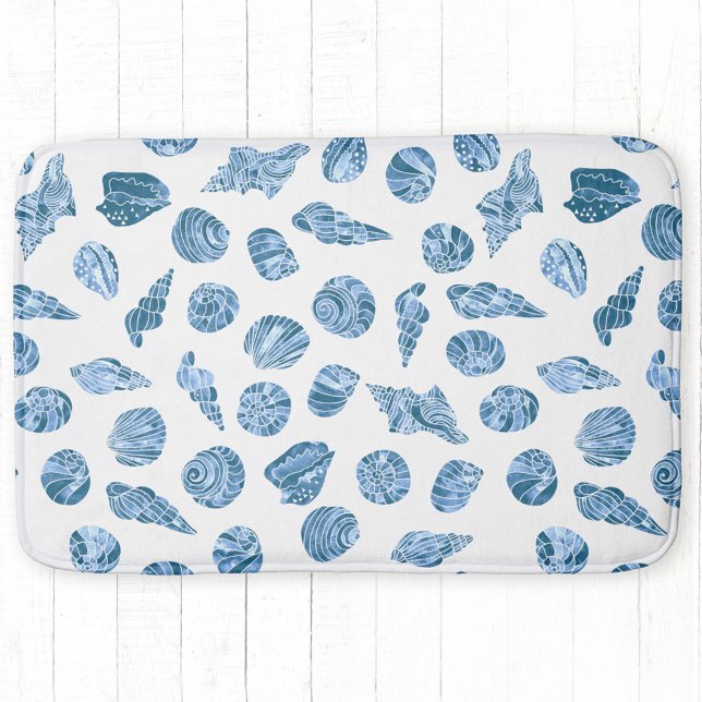 Havsskal Akvarell Marin Kustnära Blå Badrumsmatta (Sea shell watercolor pattern blue and white bath mat with a coastal nautical feel)