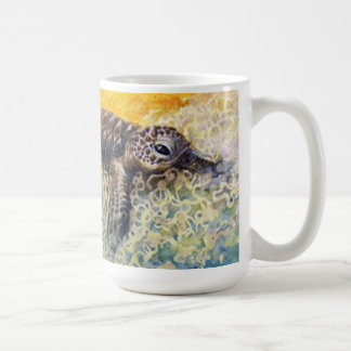 Havssköldpaddahatchling som skriver in surfan kaffemugg