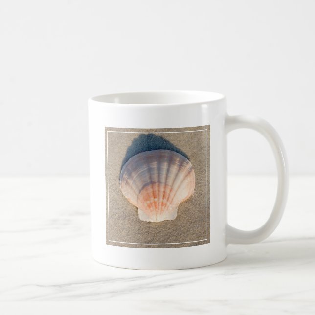 Havssnäcka som lägger på sandig strand kaffemugg (Höger)