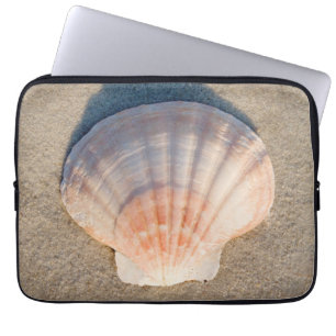 Havssnäcka som lägger på sandig strand laptop fodral