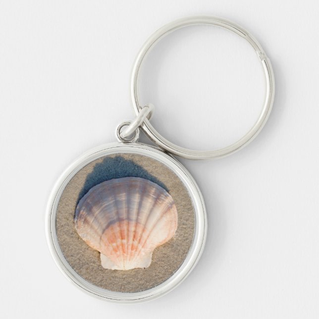 Havssnäcka som lägger på sandig strand rund silverfärgad nyckelring (Framsidan)