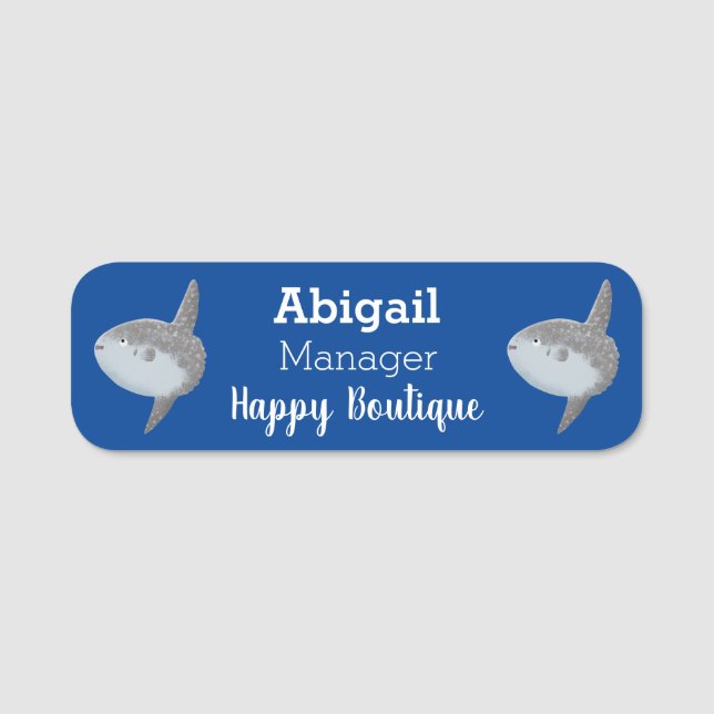 Havssolfångarmola, söt tecknad namnbricka (Framsida)