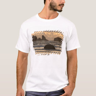 Havsstackar på stranden vid Bandon, Oregon T-shirt