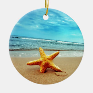 Havsstjärna på stranden, blå himmel, hav julgransprydnad keramik