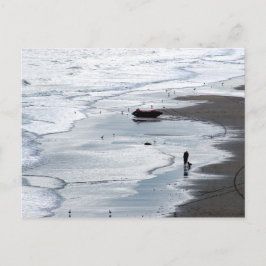 Havsvatten som kommer till stranden vid dusk vykort