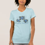 Hawaiansk blommigt för järnekHanukkah blått T-shirt<br><div class="desc">Hau'oli Hanukaha är Hawai'ian för lyckliga Hanukkah! Denna illustration ställer ut en tropisk tolkning av järneken i Hanukkah färger och subtila lutningar. Bokstäver dammas av med snö för en ökad överrrakning. Det huvudsakliga grafiskt är på bekläda, stund där är ett litet följe som är grafiskt på baksidaen av utslagsplatsskjortan. (visat...</div>