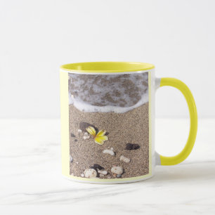 Hawaiansk plumeria tvättar ashore kaffemuggen mugg
