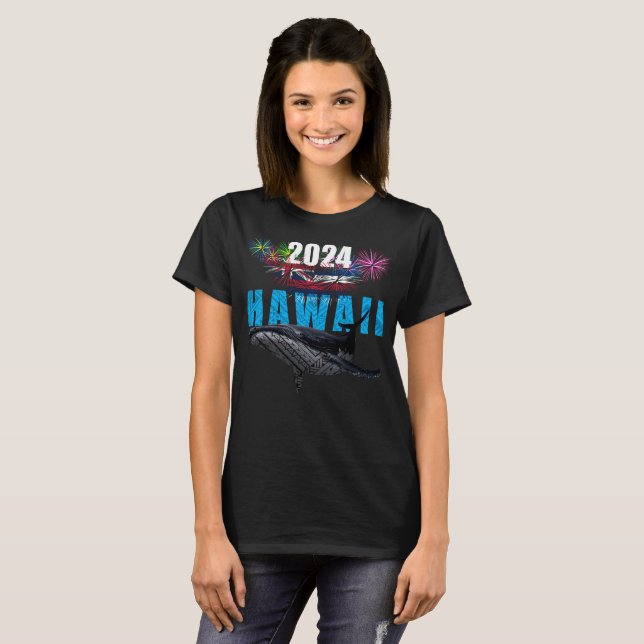 HAWAII 2024 POLYNESISKA TRIBAL HUMPBACK FIREWORKS T SHIRT (Hel framsida)