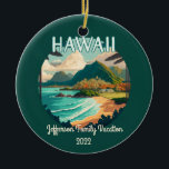 Hawaii Beach Family Vacation Vintage Retro Ornamen Julgransprydnad Keramik<br><div class="desc">Visning stranden,  handflatan träd och grönt,  bergiga kusten i kusten av Hawaii,  USA för att minnas er familj resa vid! Text är anpassade.</div>