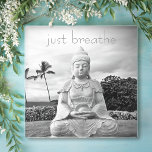 Hawaii Buddha Black White Photo Just Breathe Quote<br><div class="desc">"Andas bara." Varje gång jag besöker Big Island måste jag åka till Buddha. Något om havets storhet, det fredliga ansikte och dess platshållares ensamhet får mig att känna lugn, serene och lycklig. Ta en stund för att frigöra vinden när du slappna av med din favoritdryck och använda detta vackra, inspirerande,...</div>