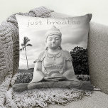 Hawaii Buddha Black White Photo Just Breathe Quote Kudde<br><div class="desc">"Andas bara." Varje gång jag besöker Big Island måste jag åka till Buddha. Något om havets storhet, det fredliga ansikte och dess platshållares ensamhet får mig att känna lugn, serene och lycklig. Ta en stund för att släppa vinden när du slappna av med denna vackra, inspirerande svarta och vita fotografi...</div>