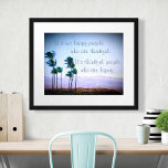 Hawaii Handflatan Träd fototacksamma personcitat Poster<br><div class="desc">"Det är inte lycklig som är tacksamma. Det är tacksamma människor som är lycklig." Gör er egen lycka och var tacksam för det ni har medan ni tittar på den här blå och lila mjuka fotografieringen poster om att handflatan träd blåser i Hawaiias bryggda. Du kan enkelt anpassa den här...</div>