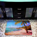 Hawaii Handflatan Träd Vintage titta på foto på bå Badrumsmatta<br><div class="desc">"På strandtid." Spola tillbaka till minnen av lata, tropiska stranddagar när du tittar på hawaii-semesterretro, funky, vintage, ett ångbåt eller köksmatta på en ensam handflatan-träd på en sandstrand med tydlig turkos blå himmel och vatten. Vänd badrummet i tropikarna! Du kan lätt anpassa badmattan. Var snäll och meddela mig med eventuella...</div>